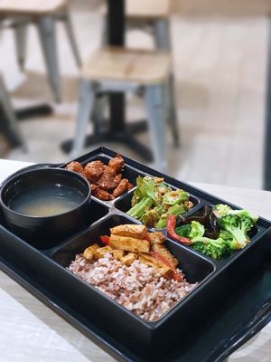 Bento set, $7.90 (staff gave extra ingredient 🥰) at Greendot 绿一点 - Raffles Place in Central Singapore