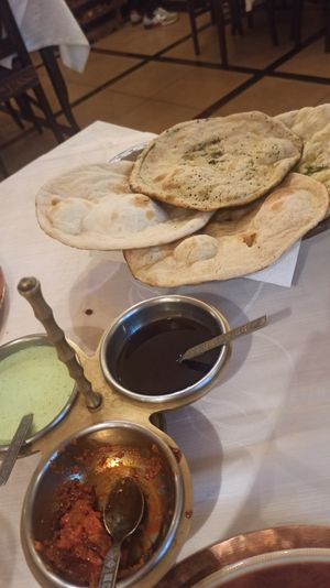 Diversi tipi di pane e le salsine di apertura (quella verde non è vegana) at Jaipur in Turin