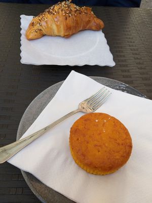 Empty vegan cornetto and vegan carrot cake #Veganuary at La Licata in Rome