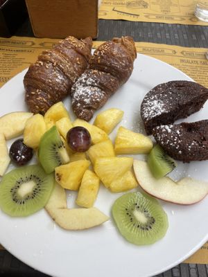 Vegan brunch with orange juice and capuchino for 11€  at La Licata in Rome