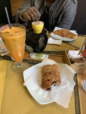 Kiwi & Orange Juice, pain du chocolate, hazelnut vegan croissant and a capucino with oat milk at La Licata in Rome