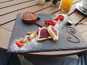 Schokoladen Creme Brülee mit Cassissorbet at Pier 14 in Seebad Zinnowitz