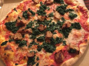 vegan-chicken and spinach pizza  at Lunda Kitchen in Lund