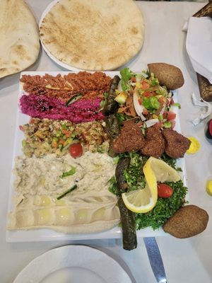 Vorspeisen Platte für 2 - fast hauptsächlich vegan friendly :))   at Yamal Asham in Rabat