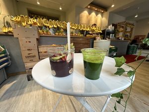 Green Juice, Açai Bowl and counter area    at The Juicery in Berlin
