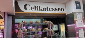 Puesto de Celikatessen dentro del mercado at Celikatessen in Madrid