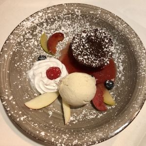 Schokoküchlein mit Vanilleeis und Obst  at Zur Pfaffschenke in Kaiserslautern