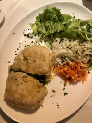 Panzerotti mit Spinat, Zwiebeln, Knoblauch und Vkäse, Salat  at Zur Pfaffschenke in Kaiserslautern