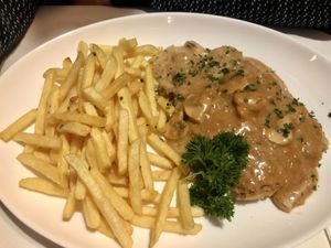 Bigsteak mit Champignonsoße und Pommes  at Zur Pfaffschenke in Kaiserslautern