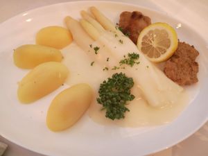 Spargel mit Kartoffeln und Schnitzel at Zur Pfaffschenke in Kaiserslautern