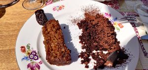 Pastís pera i pastís xocolata at Vegans N' Roses in Castelldefels