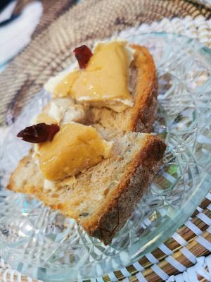 Tosta de queso de anacardos at Vegans N' Roses in Castelldefels