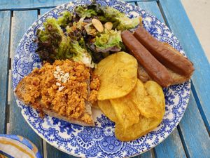 Plato combinado con salchichas y chorizo at Vegans N' Roses in Castelldefels
