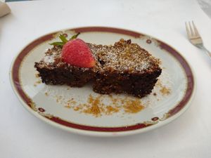Tarta de plátano y fresa at Vegans N' Roses in Castelldefels