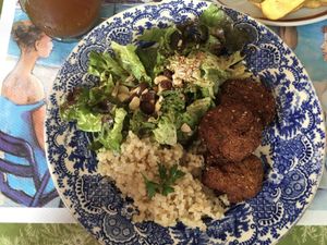 Falafel con arroz y lechuga  at Vegans N' Roses in Castelldefels