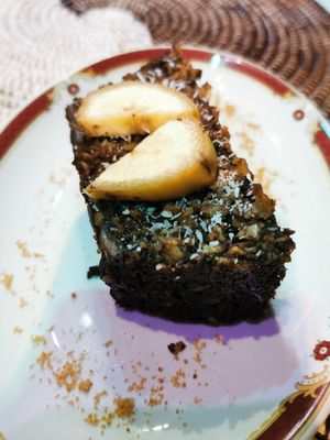 Bizcocho de coco, algarroba y plátano at Vegans N' Roses in Castelldefels