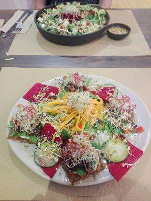 Raw mini pizzas at Petit Brot - Cold Press Raw Eco in Barcelona