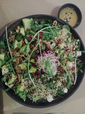 Raw salad at Petit Brot - Cold Press Raw Eco in Barcelona