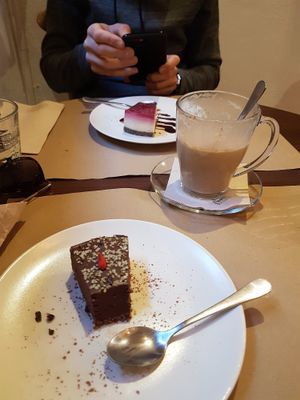 Cheescakes and Chaï at Petit Brot - Cold Press Raw Eco in Barcelona