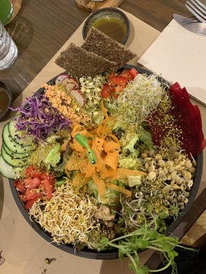 Best salad I ever had 🌱🌱🌱 at Petit Brot - Cold Press Raw Eco in Barcelona