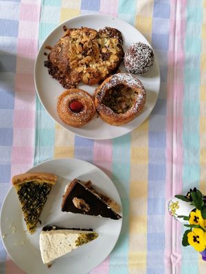 Bought cakes for a vegan cake tasting. Hard to pick a favorite💗but the round cake at the top left of the picture won. at Kaf in Copenhagen