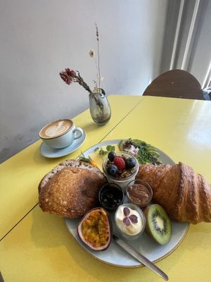 Brunch 🫰🏻 tellerim olmasa o ekmeği katır kutur yirdim  at Kaf in Copenhagen