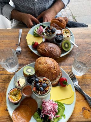 The two brunch options, the upper one has a croissant too the bottom one doesn’t  at Kaf in Copenhagen