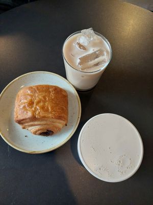 Home brewn chai, iced and hot at Kaf in Copenhagen