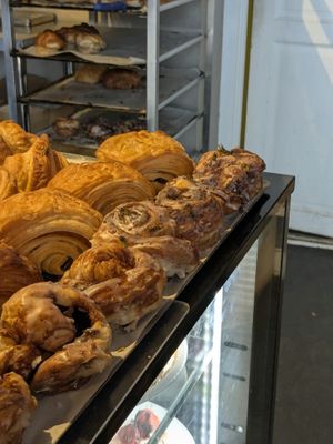 Vespe e dolci. Volevamo provare i dolci vegani ma non volevamo disturbare lo sciame di vespe che banchettava indisturbato su tutto il cibo. Ci ha disgustato abbastanza la cosa at Kaf in Copenhagen