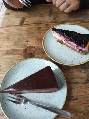 Torta al cioccolato e NY cake (8€ l'una, non buone) at Kaf in Copenhagen