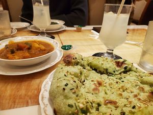 Mixed vegetable curry, vegan garlic naan and lemon lemonade at Milan Nataraj in Tokyo