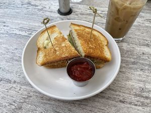 Vegan Helen's chicken sandwich at Uncommon Ground in Chicago