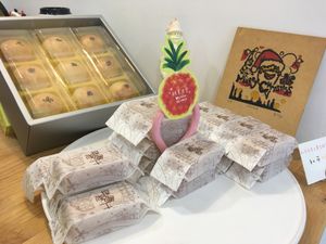 Vegan mooncake and pineapple cake at Vegan Heaven in Taipei