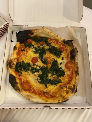 Vegane Pizza mit Spinat, cherrytomaten, veganem Mozzarella und veganem reibekäse  at Fransesca & Fratelli Pizza - Hannover City in Hannover