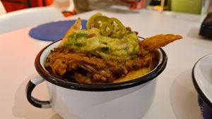 Guacamole, chilli, fritas e uma pitada de jalapeno. at Las Chicas Vegan in Belo Horizonte