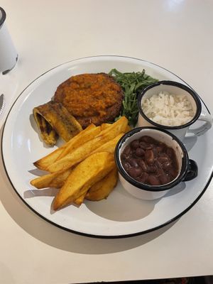 Dessa vez comi um PF e estava bem temperado e uma delícia   at Las Chicas Vegan in Belo Horizonte