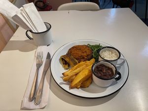 Arroz, feijão, burger de grão de bico e batata - acho que faltou uma saladinha   at Las Chicas Vegan in Belo Horizonte