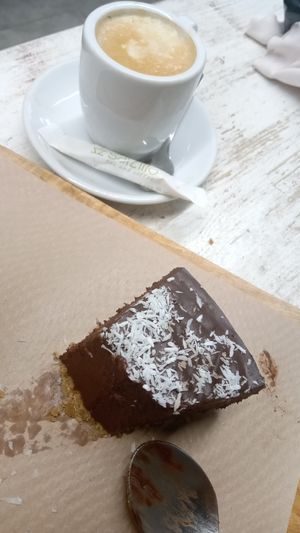 Tarta vegana de chocolate con café con leche de soja at Herbolario Navarro - San Vicente in Valencia