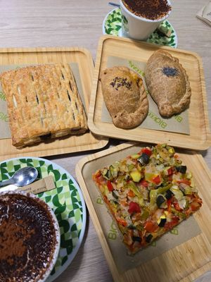 Colazione fantastica !!!!! Tantissime opzioni vegan...difficilissimo scegliere at Herbolario Navarro in Castellon De La Plana