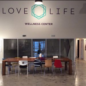 comunal table at Love Life Cafe in Miami