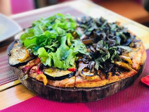 Pizza mitad con berenjena/ mitad plátano macho at Clorofila in Playa Del Carmen