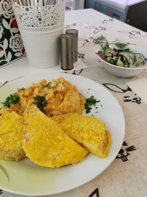 Sellerieschnitzel mit Süßkartoffel Püree und Dill-Gurkensalat at Vegetarische und Vegane Zauberei in Schongau