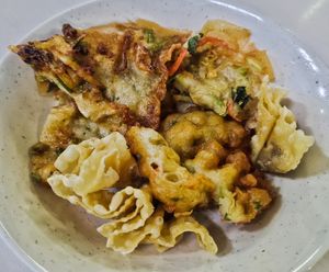 Veggies fritter and fried wanton at New Joy Deli in Johor Bahru