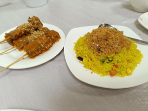 Satay skewers and pineapple rice at Cheng Si Jie Thai Private Kitchen 鄭​師姐泰式素食私房菜 in Kowloon
