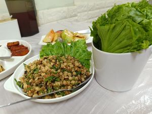 Make little wraps with the lettuce and that filling at Cheng Si Jie Thai Private Kitchen 鄭​師姐泰式素食私房菜 in Kowloon