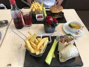 Wrap und Burger at Veggiezz - Am Salzgriess in Vienna