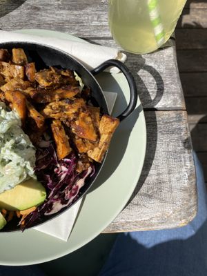 Hervorragende Bowls! Alles Vegan 😍🌱 Sehr freundliche Bedienung und auch top Preise:) at Veggiezz - Am Salzgriess in Vienna