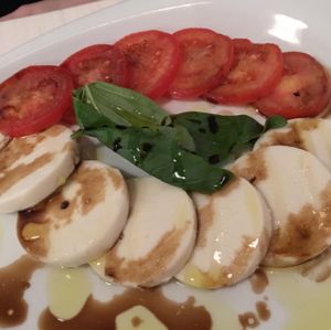 tomato & vegan mozarella plate at Veggiezz - Am Salzgriess in Vienna
