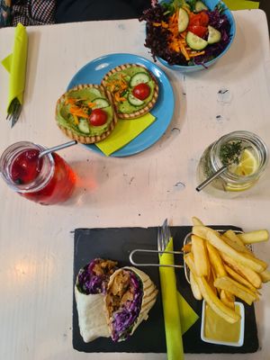 Gyroswrap mit Pommes und Zitronen-Thymian-Limo & Avocadotoast und Beerenlimo at Veggiezz - Am Salzgriess in Vienna