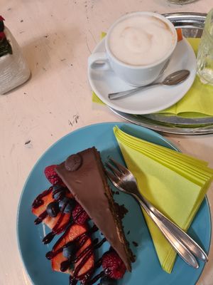 Vegane Linzertorte & Sojamilch-Cappuccino at Veggiezz - Am Salzgriess in Vienna